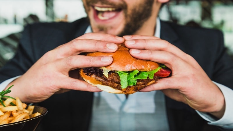 夢占いでのご飯を食べる意味を解説！食事が現す運命のサイン