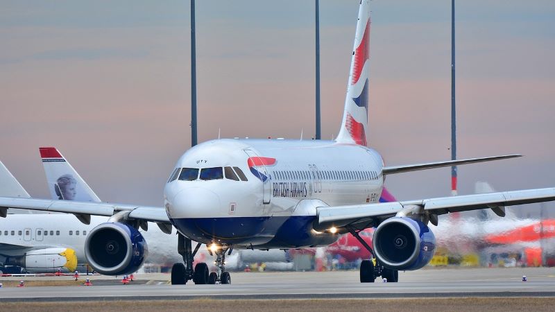 【夢占い解説】飛行機が象徴する意味とは？飛行機の夢が示すメッセージ