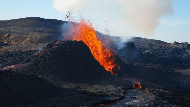 夢占いに見る噴石が飛んでくる夢の意味10選 | そのメッセージを解析