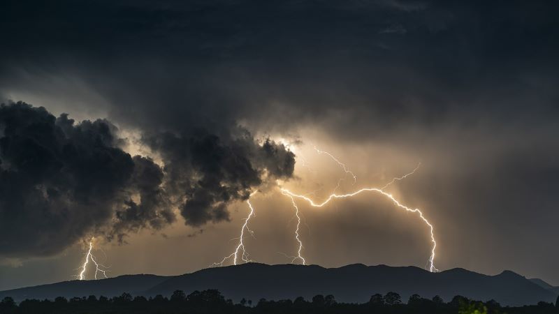 暴風雨が家の中で暴れまわる夢を夢占いで紐解く