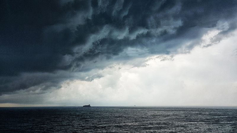 夢占い「海」と「雨」の意味と解釈