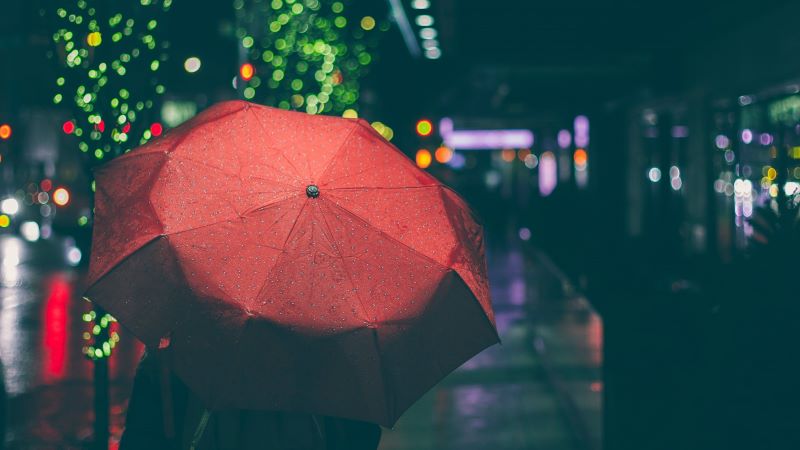 雨中を歩く夢の意味とは？心理状態や人生の転機を読み解く9つの解釈