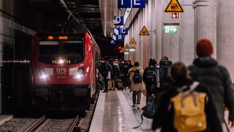 電車に乗る夢の意味とは？7つの解釈と心理状態を徹底解説！