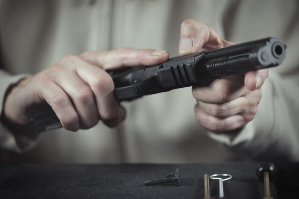 銃の夢は不吉？それともチャンスの前兆？撃たれる・撃つなどシーン別に深層心理を徹底解説