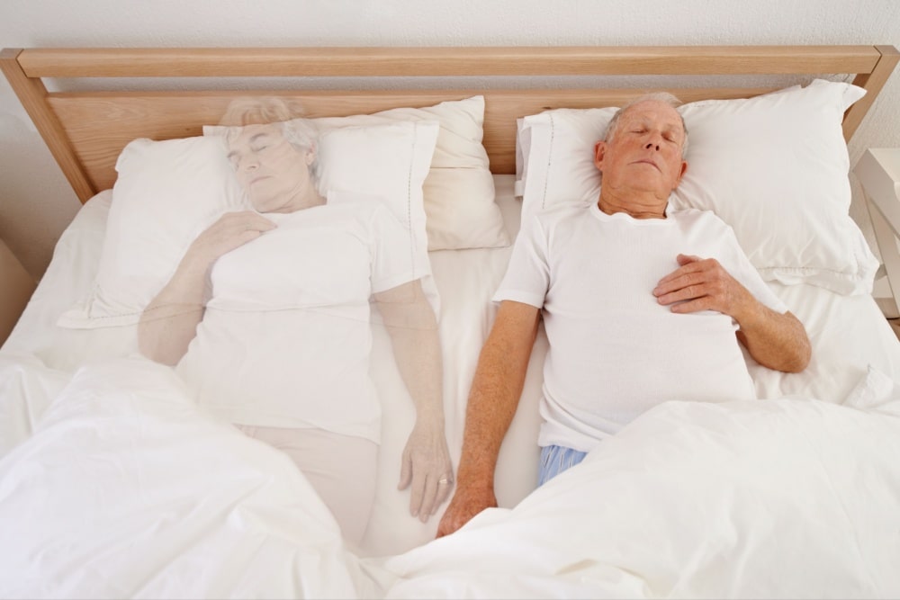 死んだ人の夢の意味は?笑う・怒る・話す…状況&人物別に徹底解説|供養すべきサインとは?