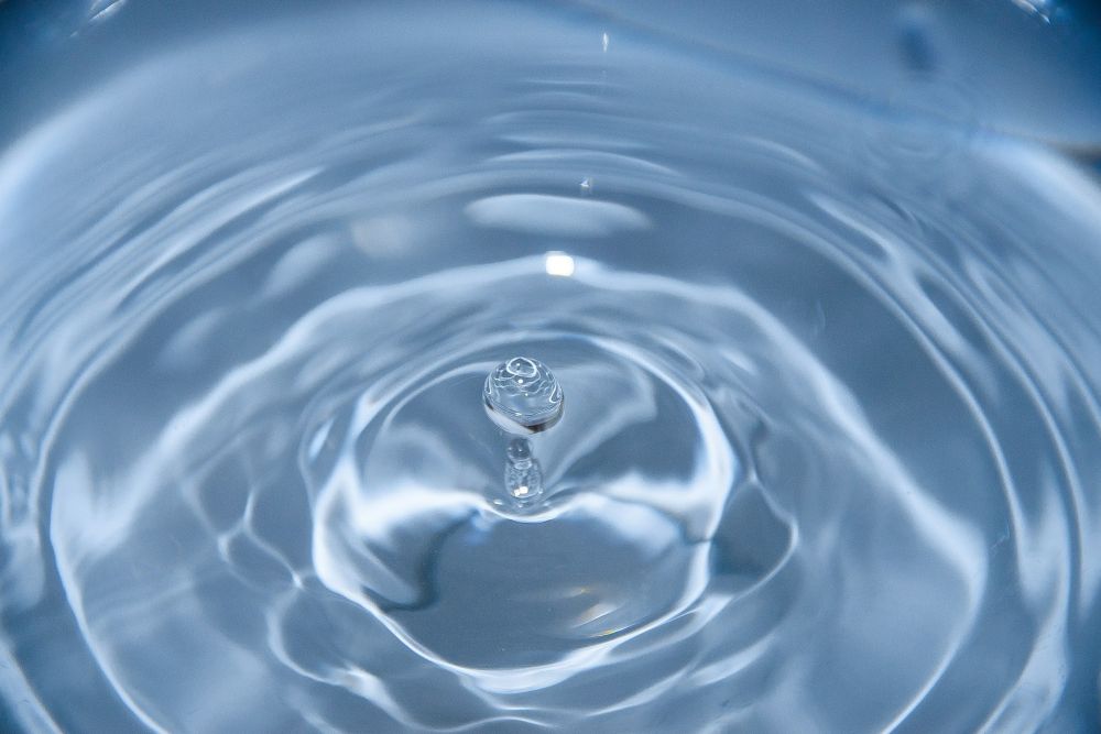 夢占い|水の夢の意味とは?吉夢・凶夢の判断ポイントとシーン別解釈を徹底解説!